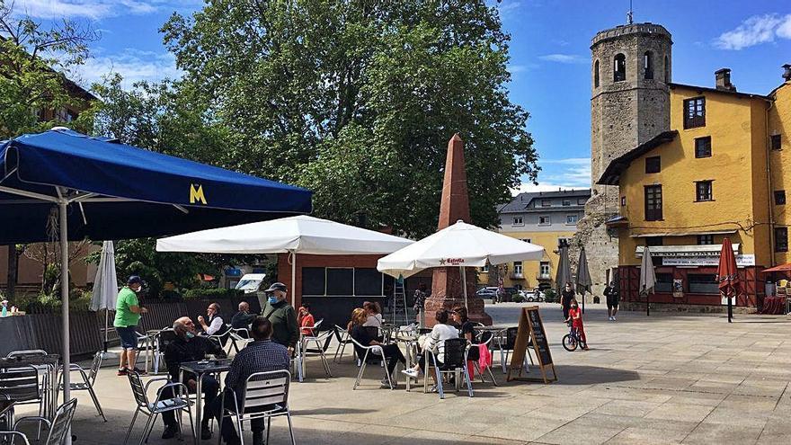 Taules d&#039;una terrassa al centre de Puigcerdà