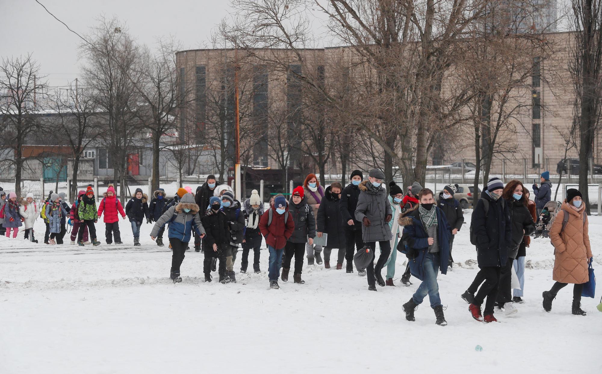 Niños ensayan una evacuación de un colegio en Kiev