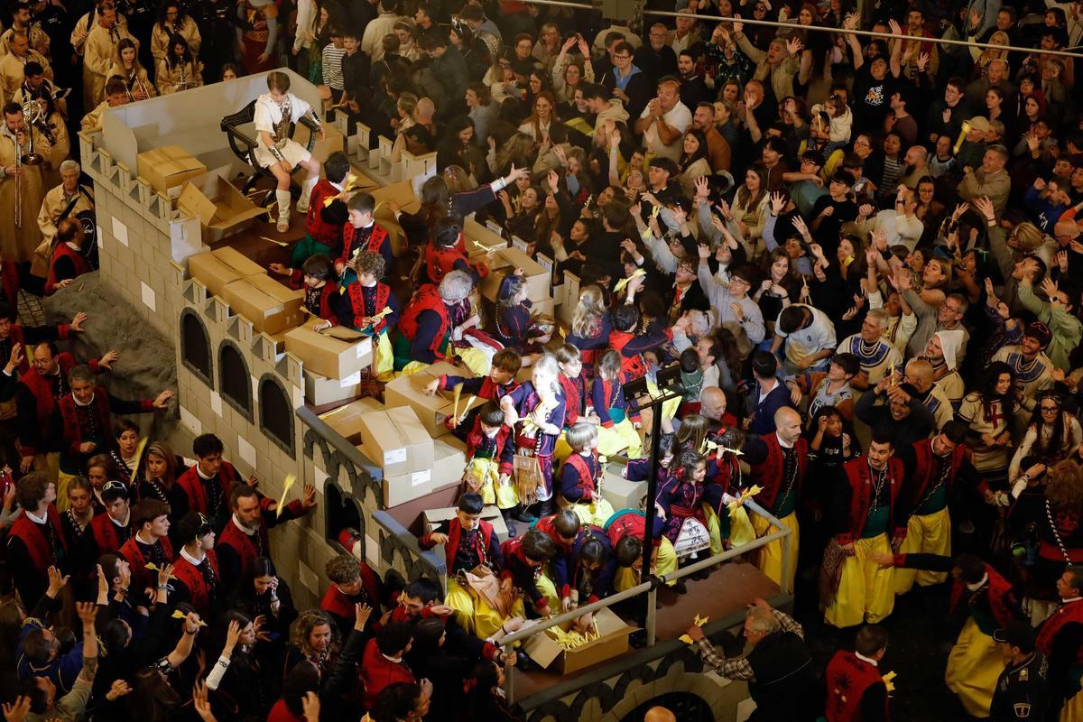 La carroza del Sant Jordiet da la vuerlta a la plaza tirando flechas