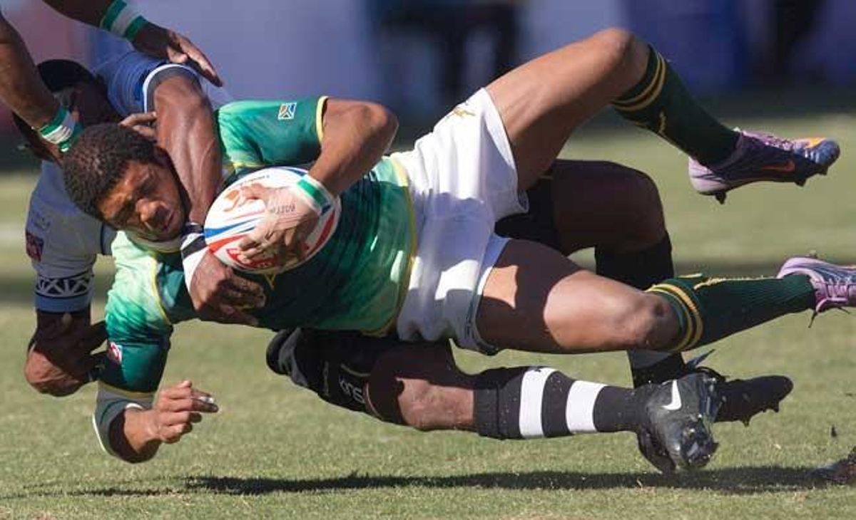 El sud-africà Bernado Botha és placat per Waga Kotobalayu, de Fiji, durant la final de la International Rugby Board World Series.