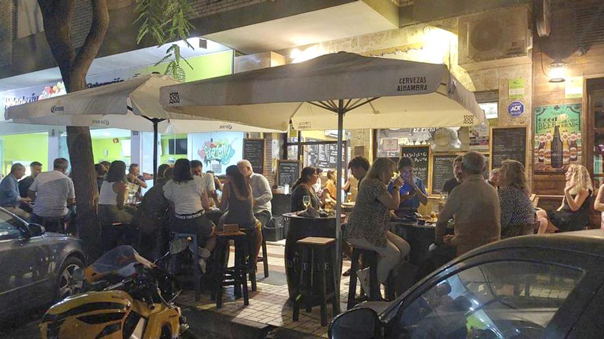 Imagen de la calle Tomás de Echeverría de noche, en 2022