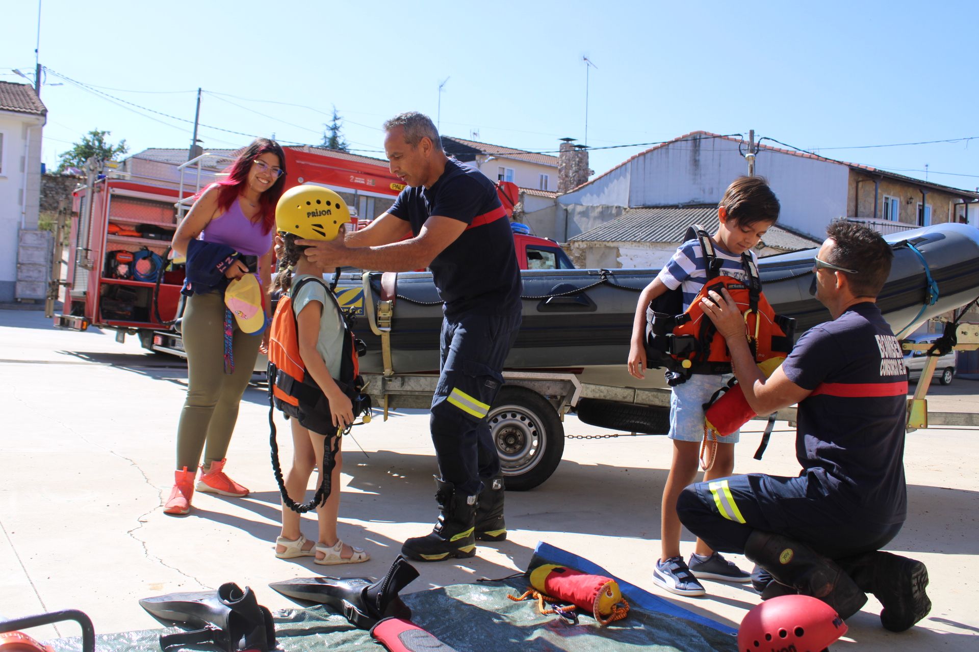 GALERÍA | Los niños de Mombuey, bomberos por un día