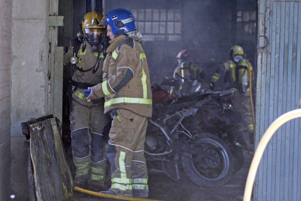 Un incendi ensorra el sostre d'una nau de Quart