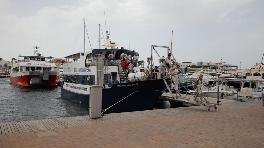 Las excursiones en barco a Formentera ya operan en el nuevo muelle