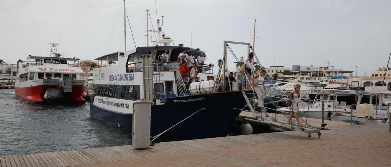 Pasajeros de un barco de excursiones de Eivissa a su llegada al puerto de la Savina.