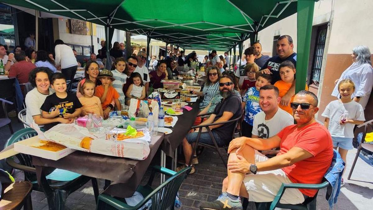 Una numerosa pandilla de pravianos, disfrutando de la comida con sus hijos.