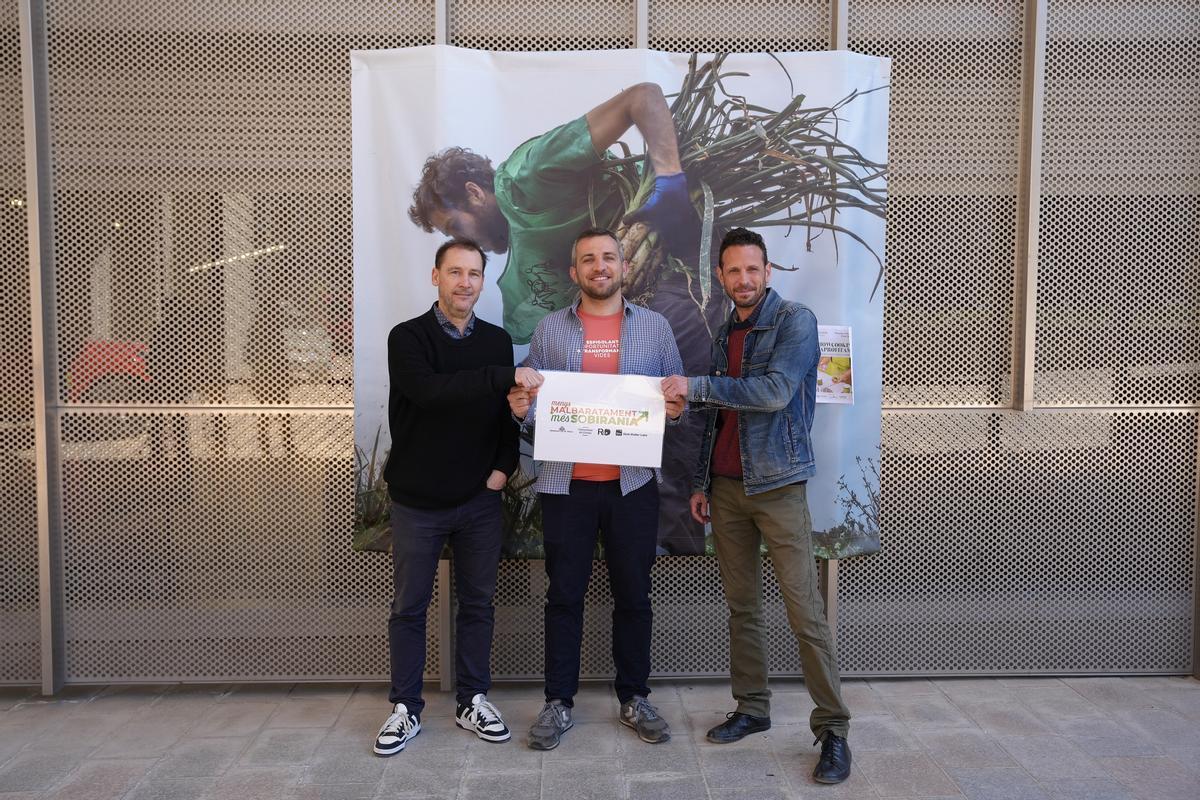 una imatge de la presentació d’aquest matí. D’esquerra a dreta: el vicerector d’Impacte al Territori i Ambientalització de la UdG, Ignasi Rodriguez-Roda; el regidor Sergi Cot, i l’investigador Enric Cassú.