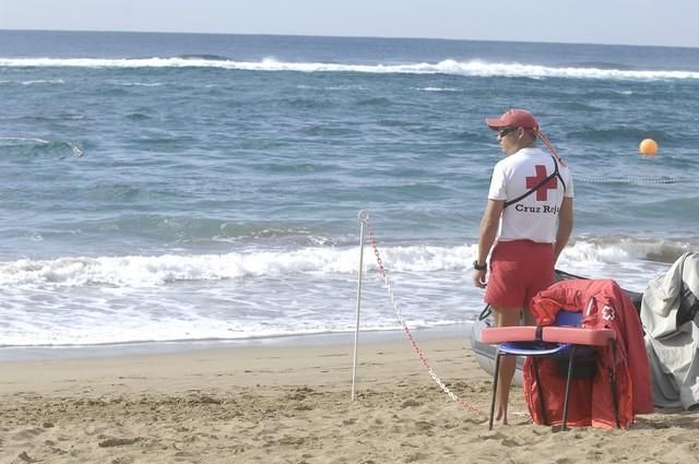 Equipo de Cruz Roja de la playa de Las Canteras