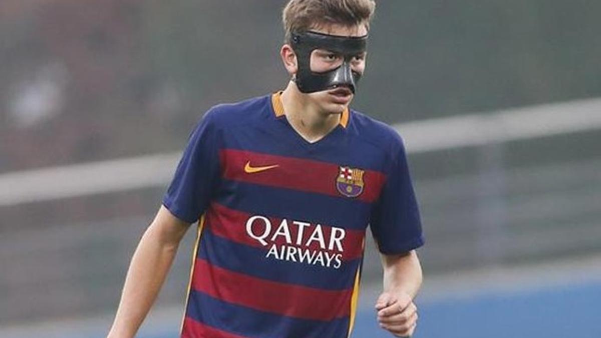 Oriol Busquets luce una máscara que recuerda a las de antaño de Leo Messi y Carles Puyol