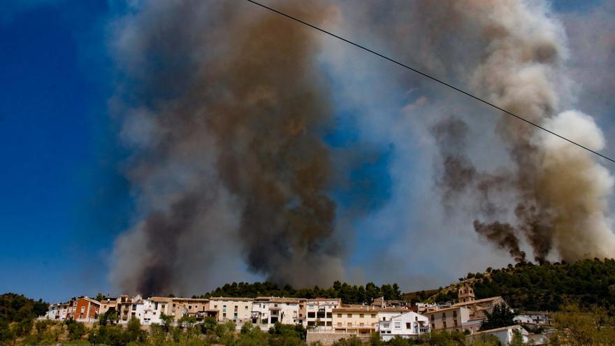 El fuego devora ya más de 11.000 hectáreas en El Comtat y la Marina Alta y provoca un nuevo desalojo