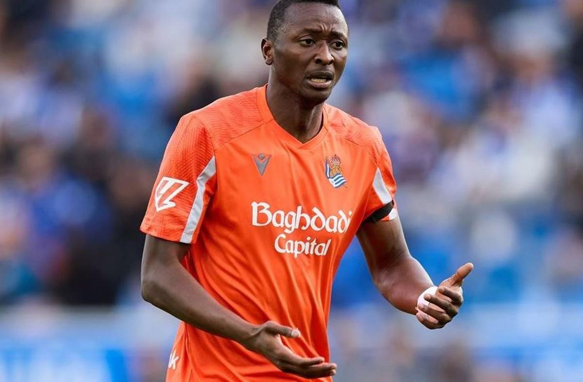 Umar Sadiq, con la camiseta de la Real Sociedad de esta temporada