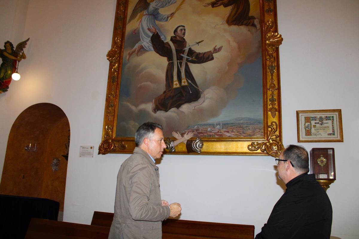 El alcalde, Fulgencio Gil, y el párroco de San Cristóbal, Régulo Cayuela, ante el cuadro donde se escenifica el martirio del beato lorquino, este jueves.