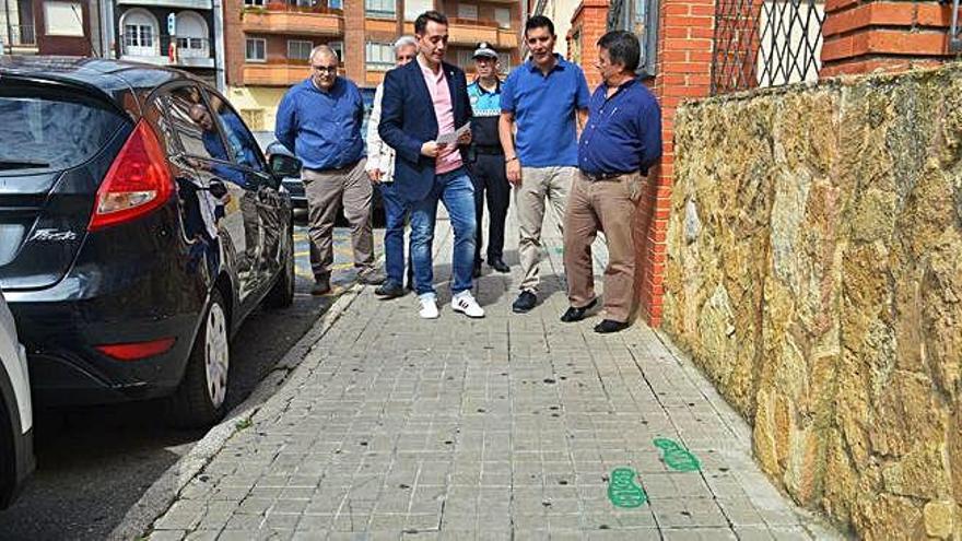 Responsables municipales, de Tráfico, Policía Local y del colegio San Vicente de Paúl por uno de los caminos escolares.