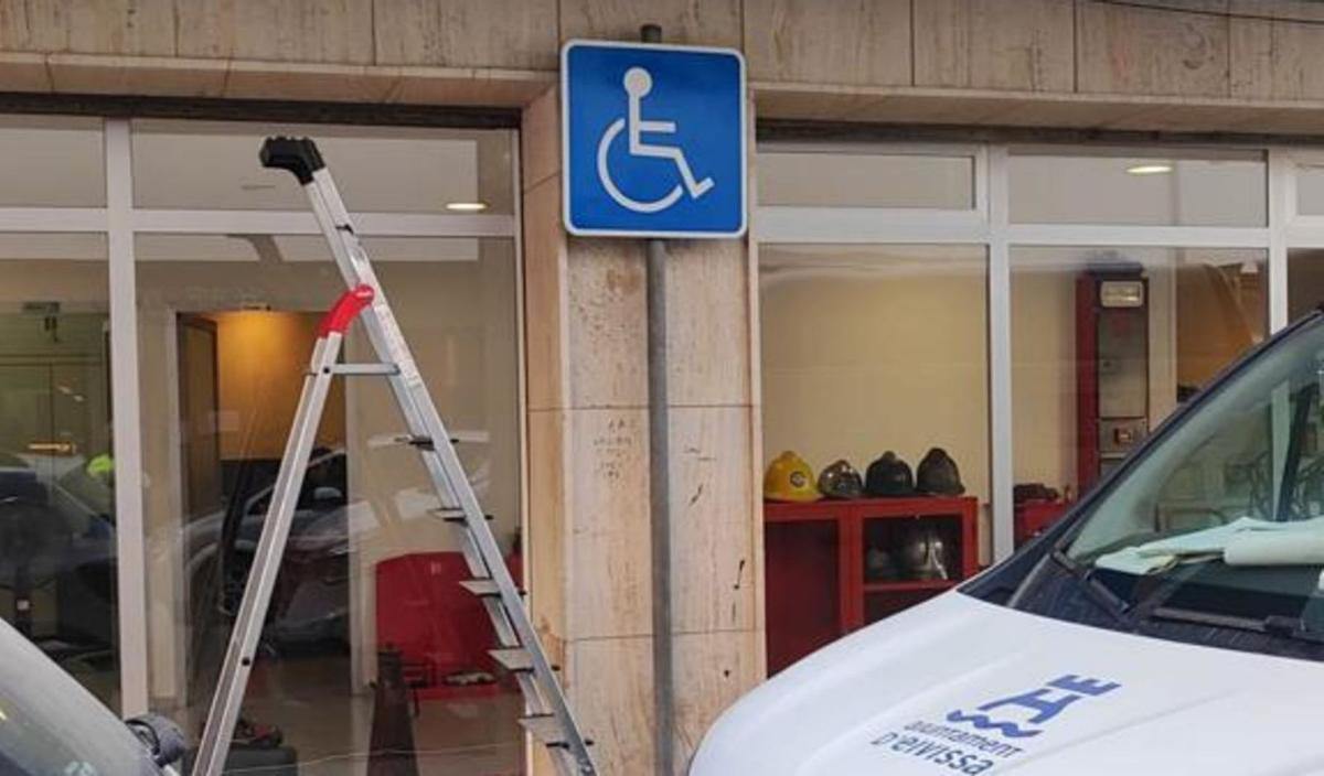 Vila cambia dos señales con la palabra «minusválidos»