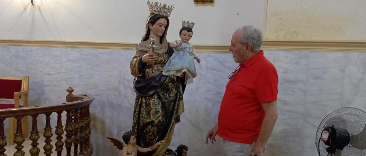 Luis Plaza, hace unos días, con la imagen de la Virgen de los Ángeles, en la antigua iglesia franciscana del asilo.