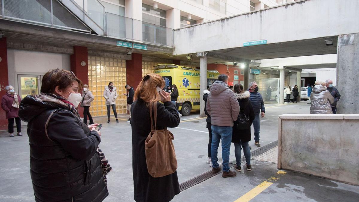 Numerosas personas esperan para ser atendidas en el centro de salud Pirineos, en Huesca, el pasado martes.