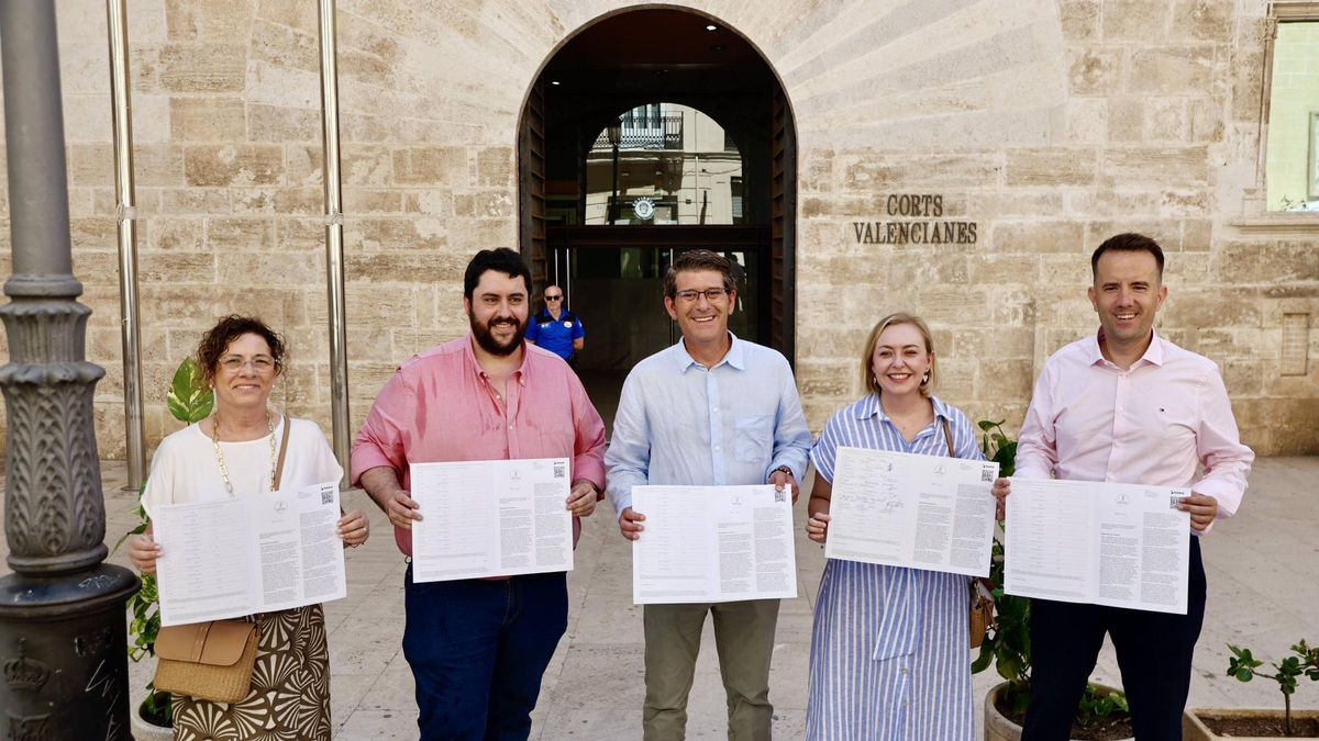 David García, Jorge Rodríguez y Natàlia Enguix, en la puerta de las Corts.