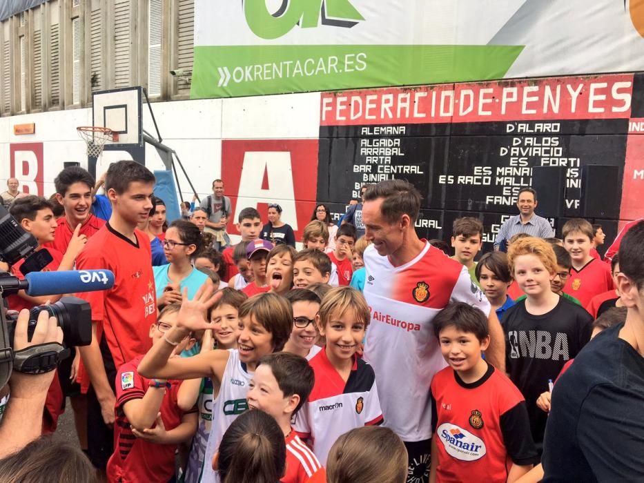 Fußballfans des RCD Mallorca hatten vor dem Spiel gegen Alcorcón am Sonntag (23.10.) Gelegenheit, zusammen mit dem Ex-NBA-Profi Steve Nash eine Runde Basketball spielen. Der Kanadier ist Aktionär beim Zweitligisten und will den Klub mit der Aktion unterstützen.