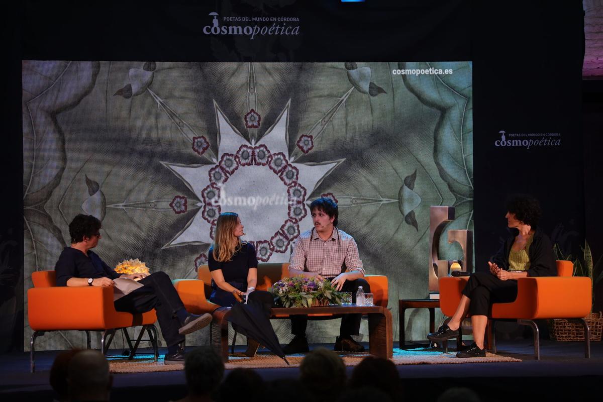 Laura Hojman, Luis Soto y Pilar Monsell dialogan en Cosmopoética. Taller de poesía visual en el Hospital Reina Sofía. Manuel Rivas recita un poema durante el encuentro con la autora Najat El Hachmi bajo la grieta de la sala Orive
