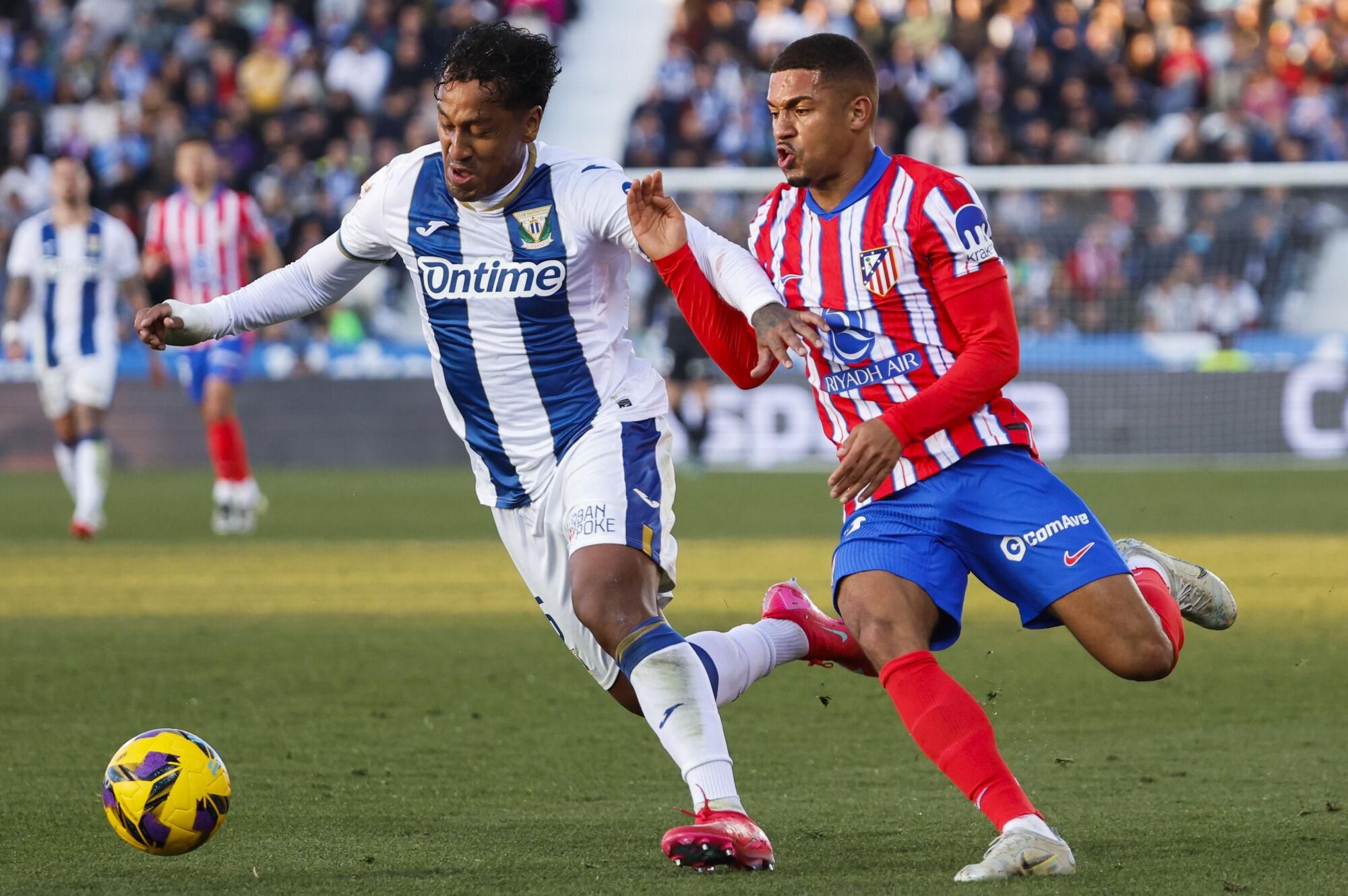 MADRID, 18/01/2025.- El extremo del Atlético de Madrid Samu Lino (d) disputa un balón con el defensa del Leganés Renato Tapia (i) durante el partido de LaLiga EA Sports entre CD Leganés y Atlético de Madrid, este sábado en el Estadio Municipal Butarque de Madrid. EFE/ Sergio Pérez