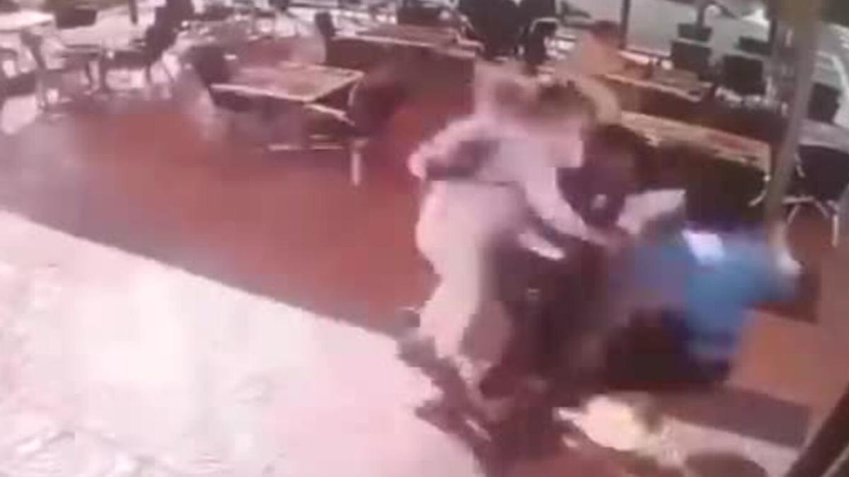 Un patinete arrolla a una camarera en un restaurante de Gran Canaria