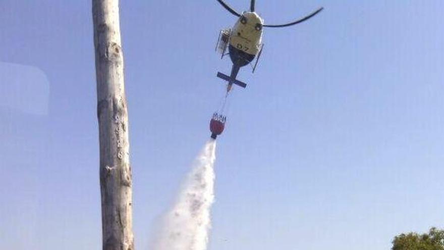 Imagen faclitiada por Protección Civil de Estepona (@PCivil_Estepona) que muestra a un helicóptero del Infoca, durante los trabajos de extinción.