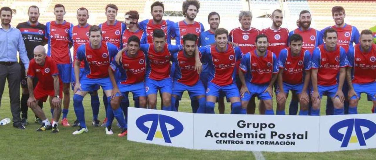 Una formación de la Unión Deportiva Ourense en el campo de O Couto. // Iñaki Osorio