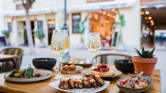El producto local y de temporada es protagonista en los platos de La Cava. |  | FOTOS: LA CAVA