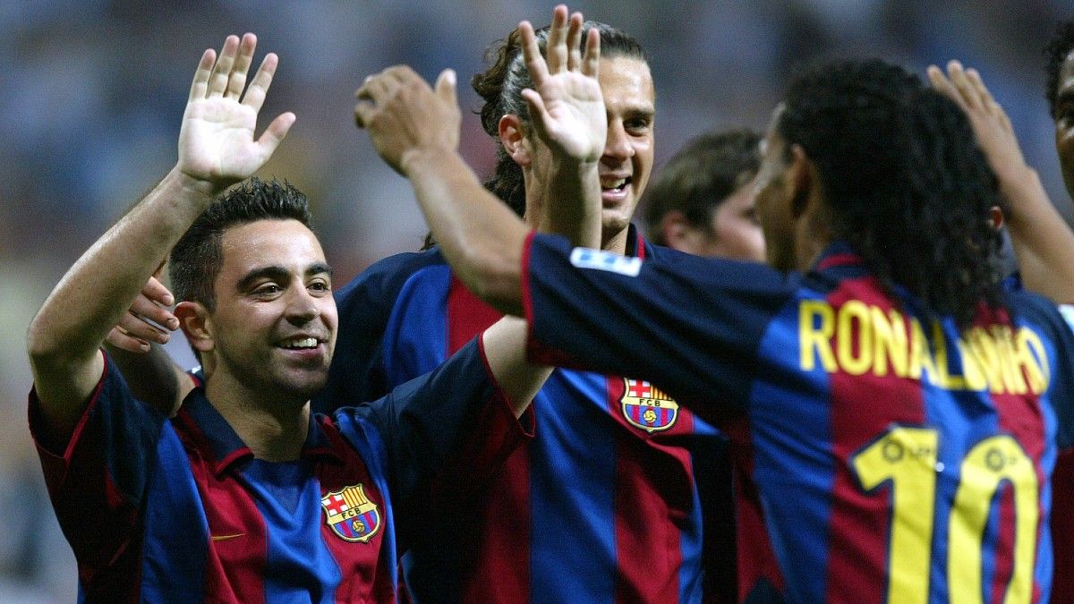 Xavi y Ronaldinho celebran el triunfo en el Santiago Bernabéu la temporada 2003/04