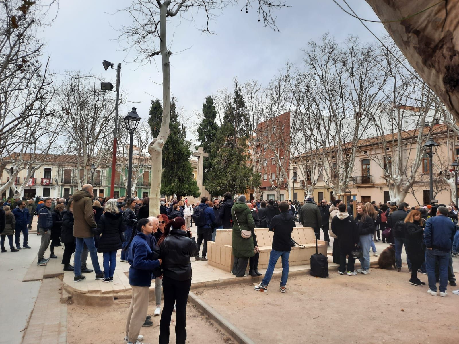 Minuto de silencio en Campanar por las víctimas del incendio