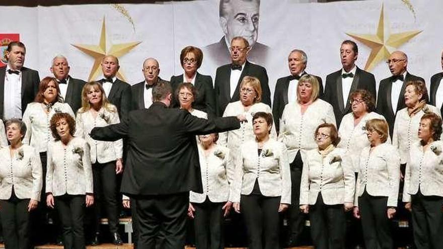 Un momento de la actuación de la Coral Polifónica Anduriña de Coruxo, ayer en el Auditorio Mar de Vigo. // Marta G. Brea