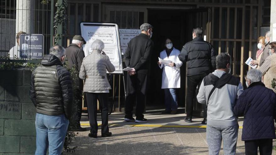 Colas en el centro de salud de Sárdoma