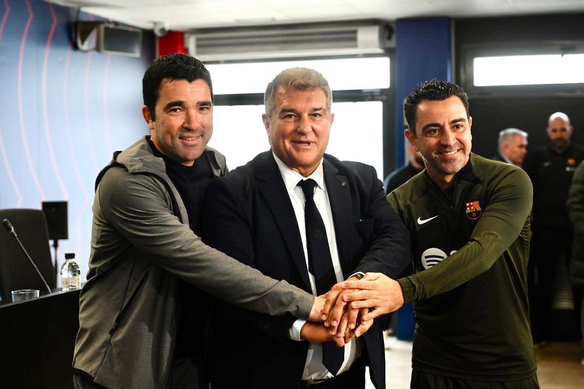 Deco, Laporta y Xavi, antes de la rueda de prensa en Sant Joan Despí en que se anunció la continuidad del técnico.