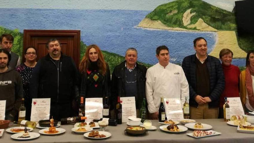 Participantes en la presentación de las Jornadas Gastronómicas y Fiesta Popular de San Valentín en Tazones.