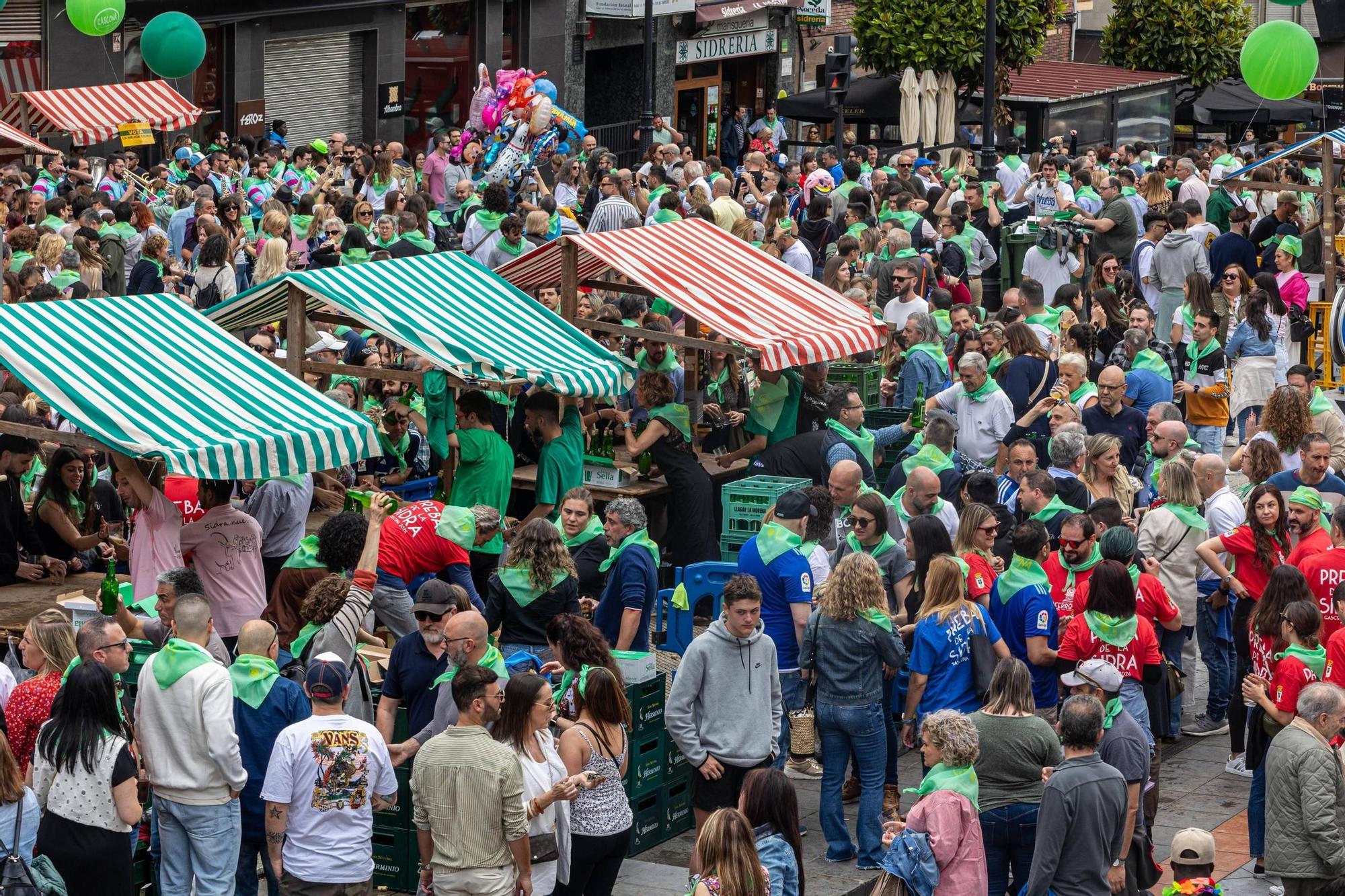 EN IMÁGENES: El buen tiempo y el oviedismo maridan una preba de la sidra multitudinaria en Gascona