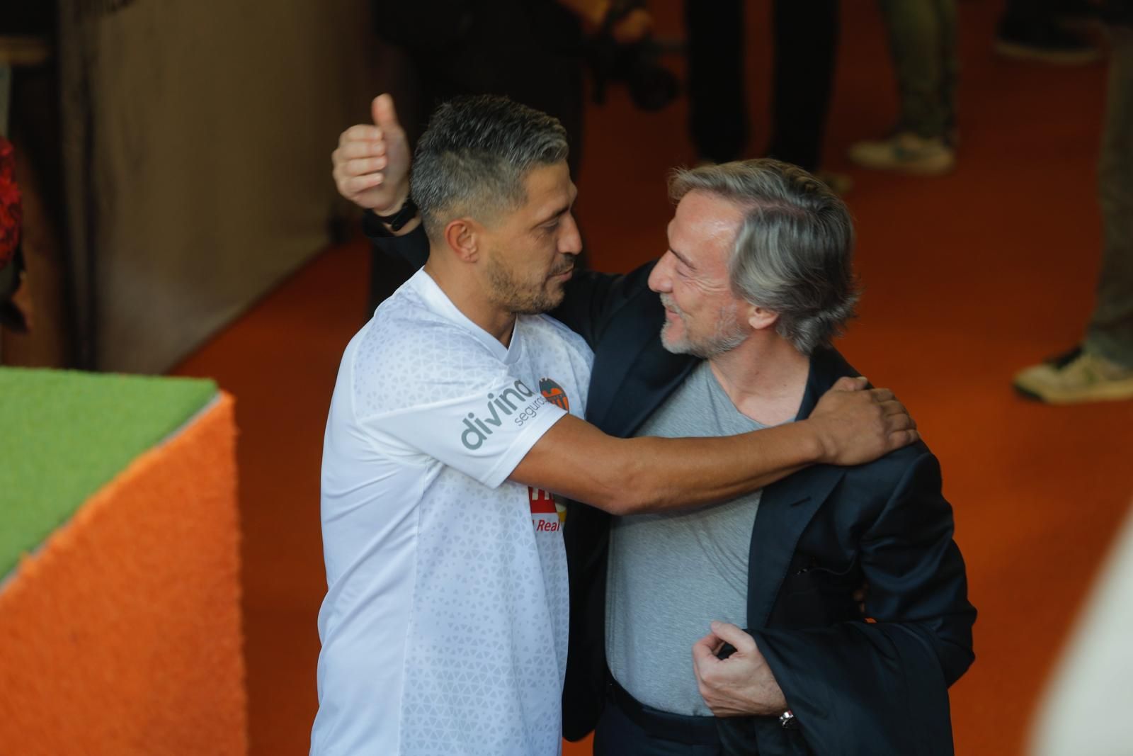 Así ha sido el recibimiento a las Leyendas del Triplete en Mestalla