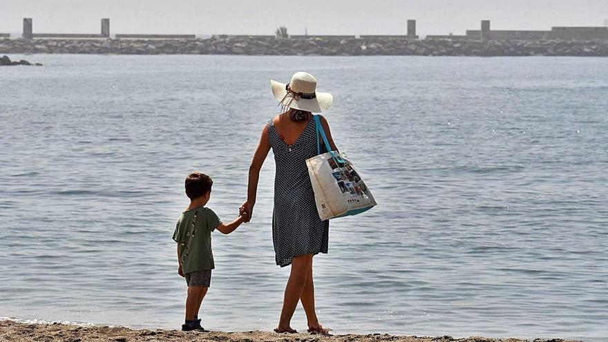 Una mujer y un niño pasean por la playa almeriense de El Zapillo, el pasado martes.