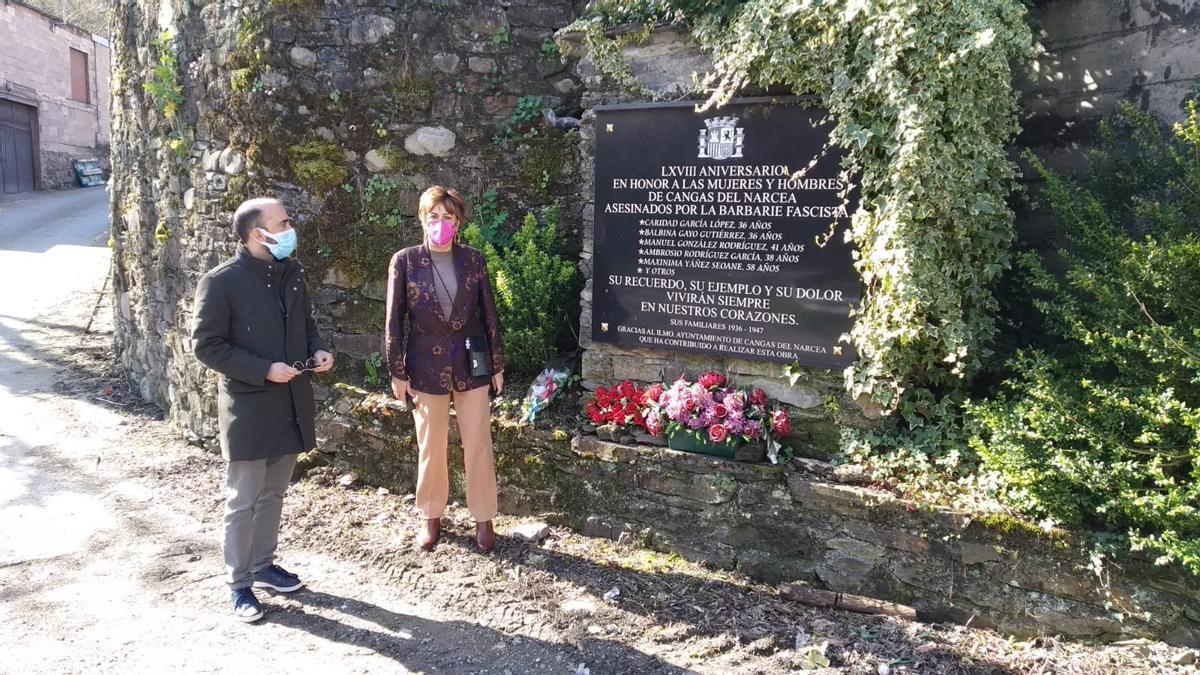 El alcalde, José Víctor Rodríguez, y la directora general de Emigración, Begoña Serrano. | R. A. M. S.