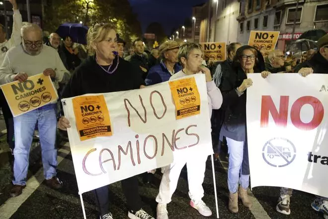 Gijón se echa a la calle para sacar los camiones de La Calzada: "Si hay que cortar autovías, lo haremos" (en imágenes)