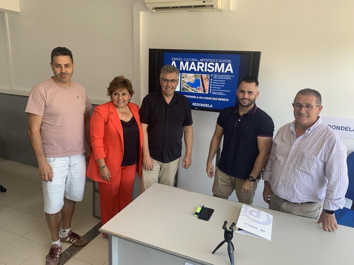 El portavoz del PP, Javier Bas, en el centro, junto a varios ediles presenta el proyecto.