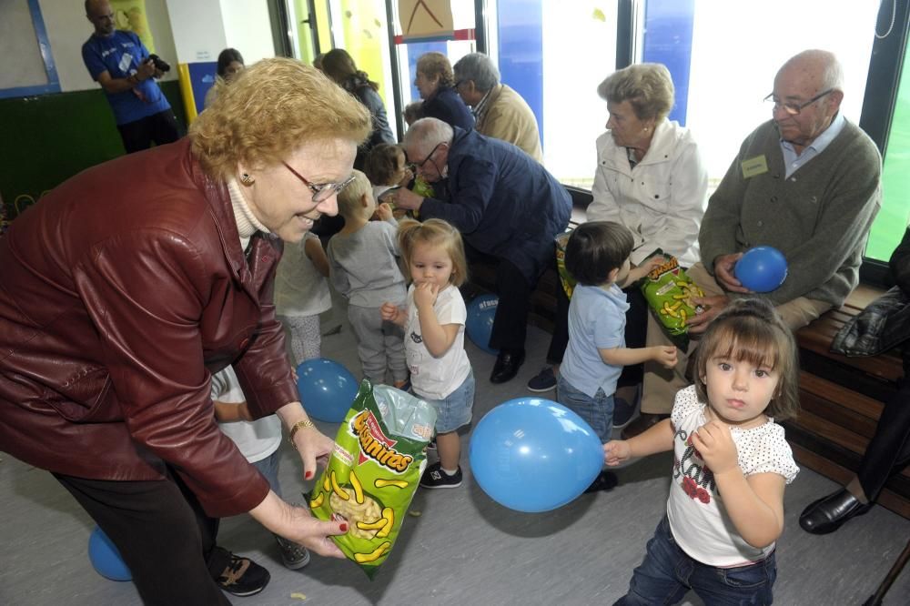 Visita de pacientes con alzheimer de Afaco a la escuela infantil de Os Rosales