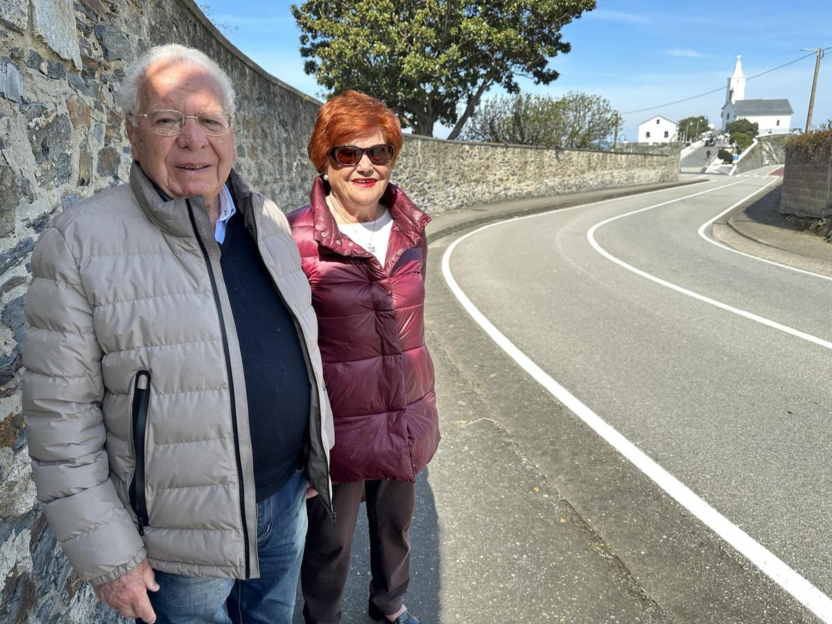 Coral Vázquez y Gabino Menéndez, en la zonan alta de Luarca, con la capilla de La Atalaya al fondo.