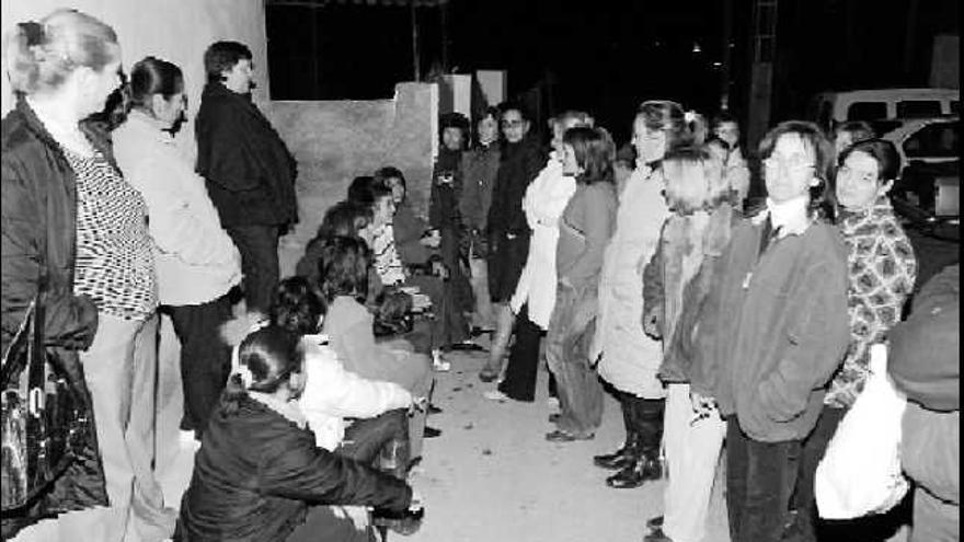 Madres del colegio del Raiguero de Bonanza ayer, en plena calle, celebrando una asamblea del AMPA