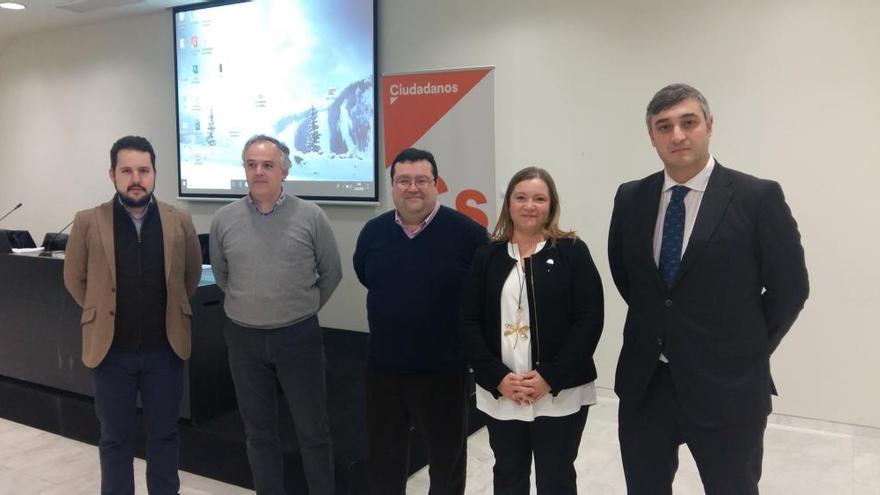 Por la izquierda, Jorge Mier, coordinador de Ciudadanos Oviedo; Alvaro Alcón, arquitecto;  Luis Pacho, concejal de Ciudadanos; Marta Hernando, vicerrectora y Julián Bravo, abogado.