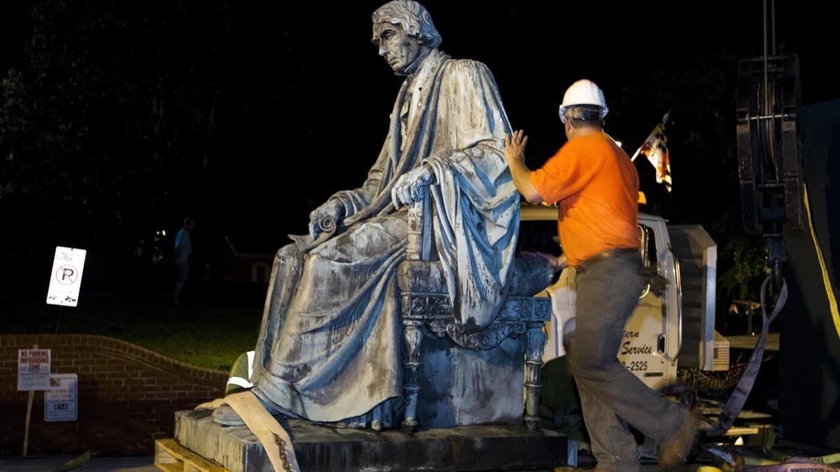 Un operario junto al monumento a Roger Brooke Taney, tras ser retirado de los jardines del Parlamento de Maryland, en Annapolis, el 18 de agosto.