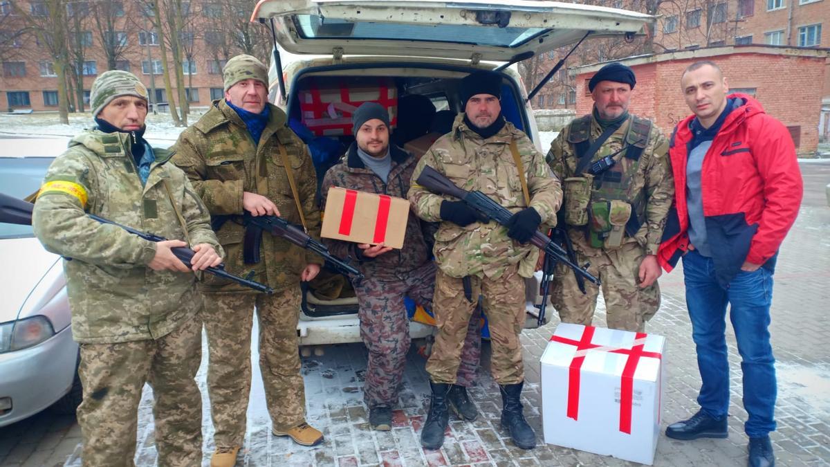 Ucranianos que viajan hasta el frente desde España, preparados para ir a la guerra.