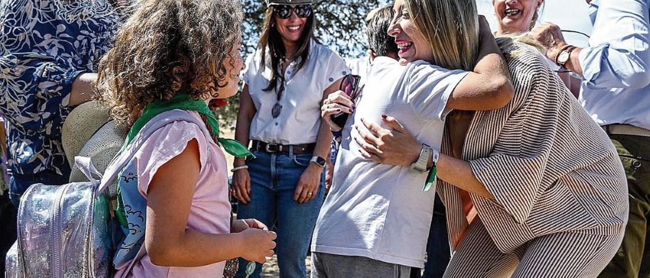 María Guardiola, este lunes en Azuaga, reparte saludos y besos a varios niños.