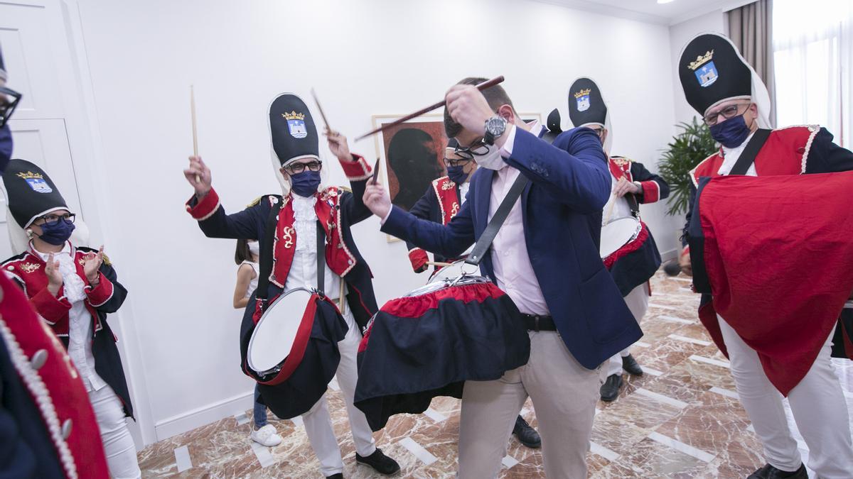 El Tio de la Porra de Gandia da la bienvenida a las fiestas