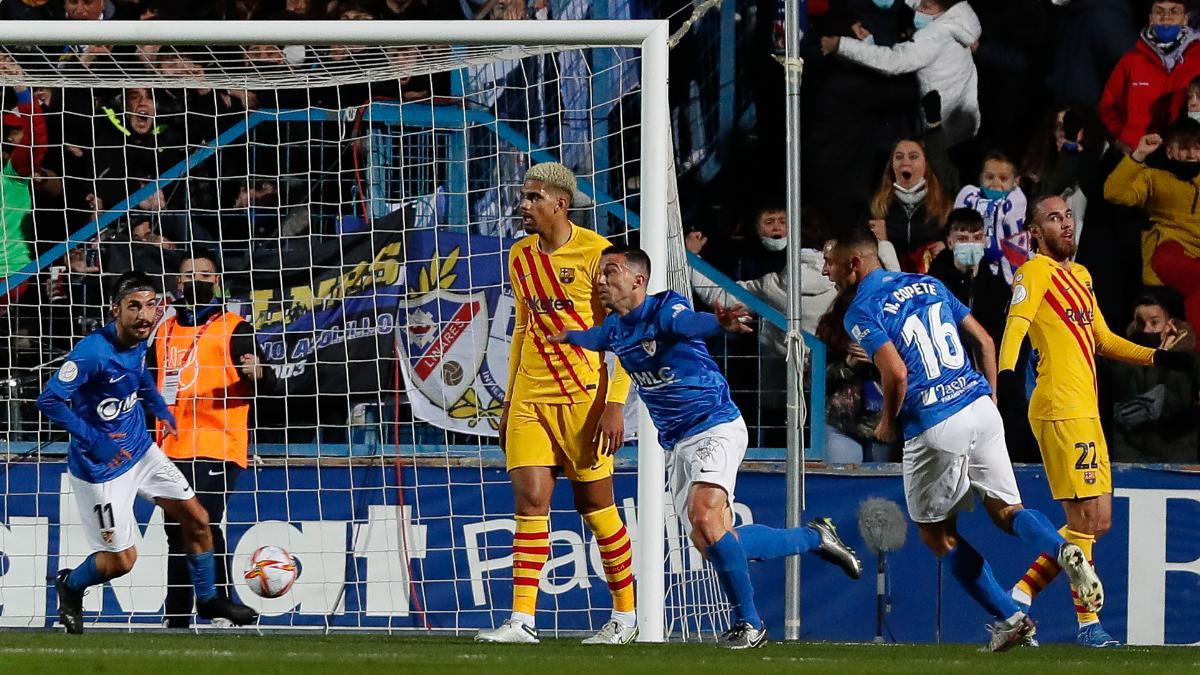 Ronald Araujo (centro) tras el gol del Linares ante el Barça en el duelo de la Copa 2021/22