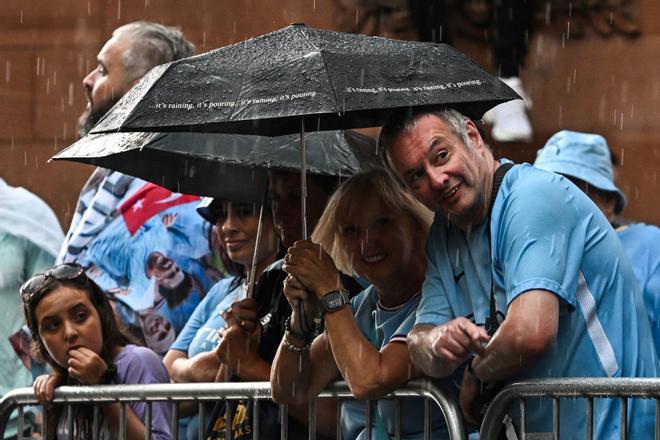 Guardiola con su puro y el show de Grealish: así ha sido la rúa del City bajo la lluvia